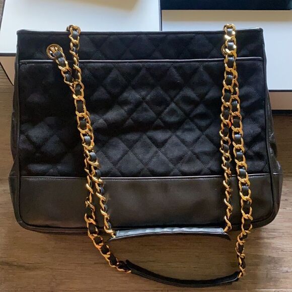 Chanel tote - Picture 3 of 17